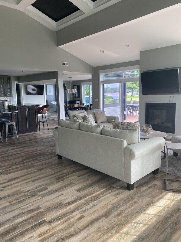 Smart-TV, Kamin, Tischtennisplatte, Stereoanlage