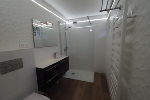 Shower, hair dryer - Gîte Les Glycines, Sologne getaway, nature & relaxation 10 min from Chambord (Crouy-sur-Cosson)