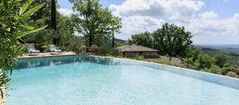 Farmhouse with beautiful pool and jacuzzi, panoramic location in chianti