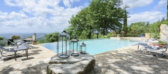 Farmhouse with beautiful pool and jacuzzi, panoramic location in chianti