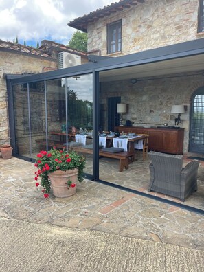 Outdoor dining - Farmhouse with beautiful pool and jacuzzi, panoramic location in chianti (castellina in chianti)