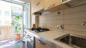 Frigorifero, microonde, forno, piano cottura