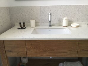 Douche, séchoir à cheveux, serviettes fournies, savon