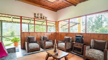 Smart TV, fireplace, stereo