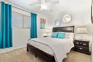 4 bedrooms, desk, iron/ironing board, travel crib - Comfortable & Inviting Family Home - Sleeps 10 (Arvada)