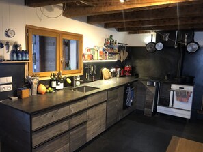 Fridge, microwave, oven, stovetop - Authentic chalet in unspoilt hamlet on the edge of a forest (Les Houches)