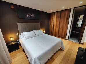 Deluxe Loft, 1 Bedroom, Non Smoking, City View | 1 bedroom, in-room safe, desk, laptop workspace - R1 - Artístico loft en la Candelaria (Bogotá)