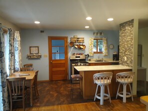 Cottage Classic, 4 camere da letto, 2 bagni, vista collina | Cucina privata | Frigorifero con congelatore, microonde, forno, piano cottura