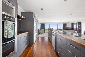 Køleskab, mikrobølgeovn, opvaskemaskine, kaffe-/temaskine