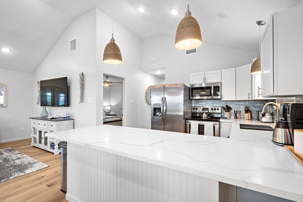 Kjøleskap, mikrobølgeovn, ovn og kokeplater