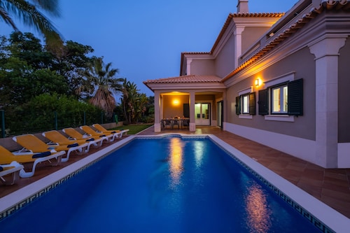 Relaxing stay w/ heatable pool & BBQ