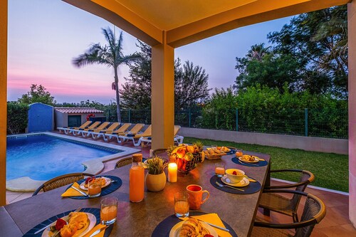 Relaxing stay w/ heatable pool & BBQ