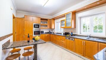 Kjøleskap, mikrobølgeovn, ovn og kokeplater