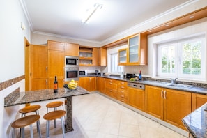 Fridge, microwave, oven, stovetop - Relaxing stay w/ heatable pool & BBQ (Albufeira)