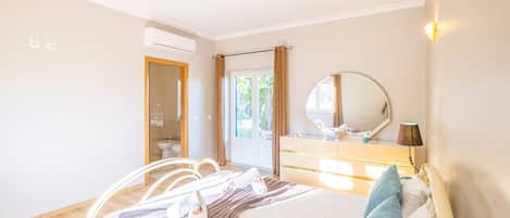 5 bedrooms, in-room safe, iron/ironing board, WiFi (free)