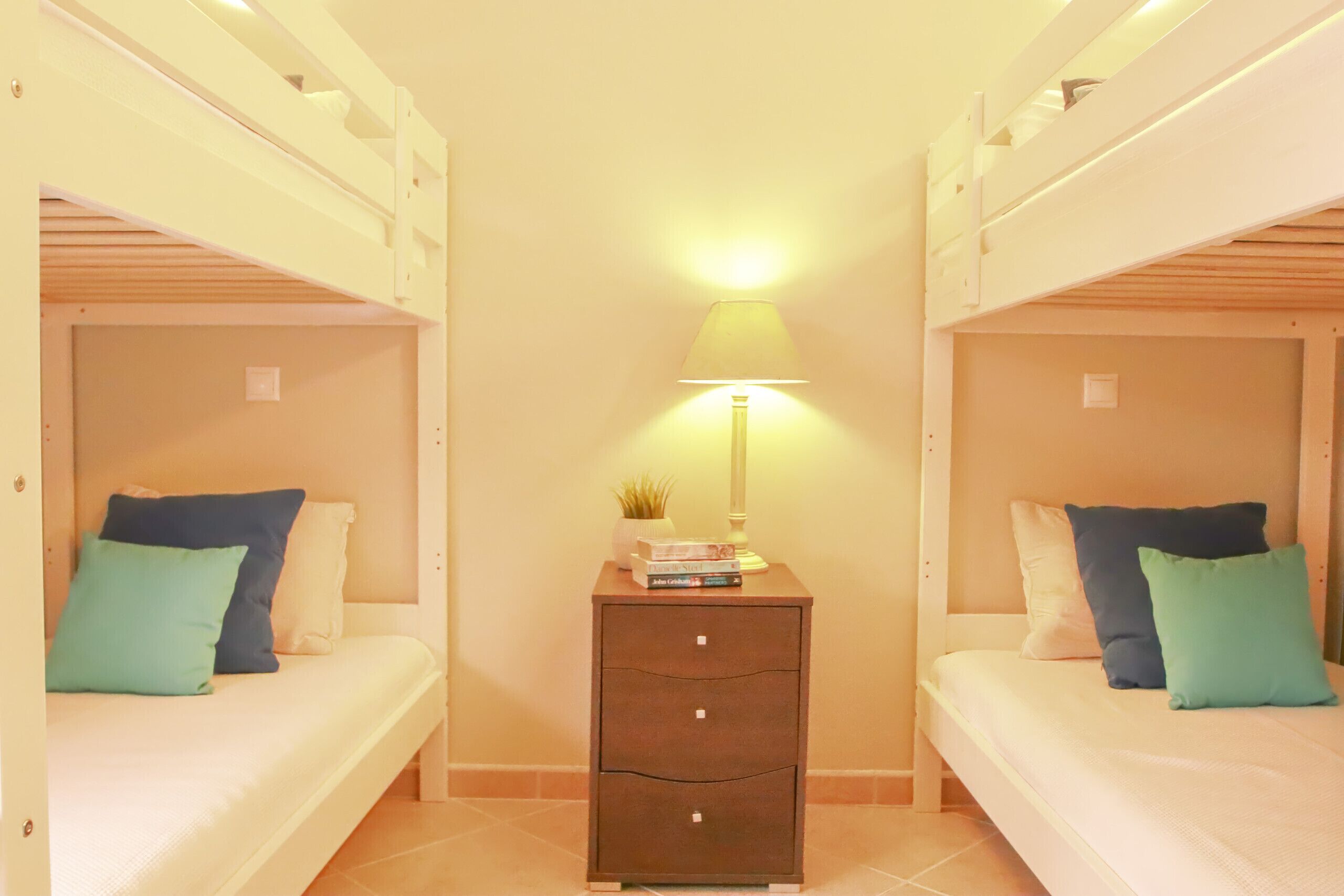 5 makuuhuonetta, tallelokero huoneessa, silitysrauta/-lauta