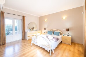 5 chambres, coffres-forts dans les chambres, fer et planche Ă repasser