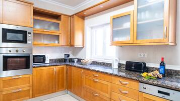 Refrigerador, microondas, horno, placa de cocina