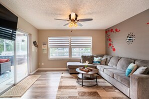 Fernseher, Tischfußball, Streaming-Dienste, Arbeitsbereiche