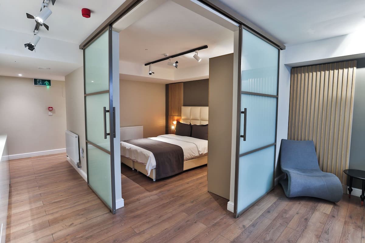 Luxe vierpersoonskamer | Individueel gemeubileerd, gratis wifi, beddengoed