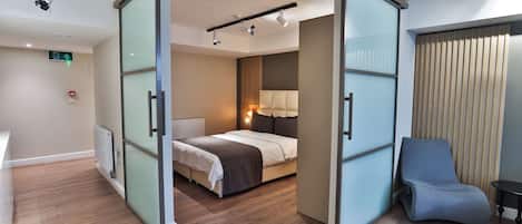 Lúxusherbergi fyrir fjóra | Sérvalin húsgögn, ókeypis þráðlaus nettenging, rúmföt