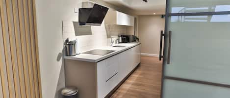 Habitación cuádruple de lujo | Cocina privada | Refrigerador, horno, parrilla de estufa y tetera eléctrica