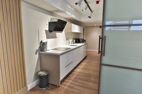 Quarto quádruplo superluxo | Cozinha privada | Geladeira, fogão, cooktop, chaleira elétrica