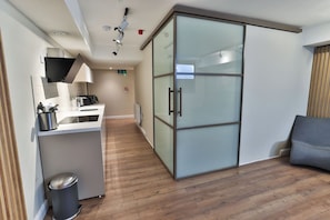 Quarto quádruplo superluxo | Cozinha privada | Geladeira, fogão, cooktop, chaleira elétrica