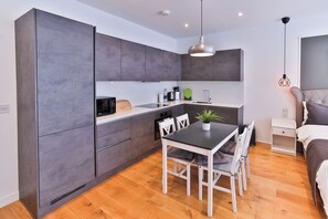 Quarto quádruplo básico | Cozinha privada | Geladeira, fogão, cooktop, chaleira elétrica