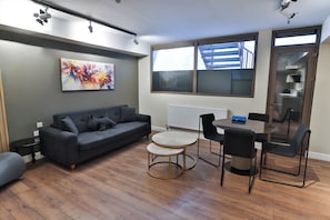 Kamar Quadruple Mewah | Area keluarga | Smart TV 50-inci dengan saluran TV kabel dan TV