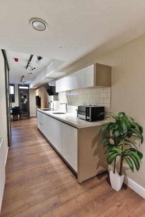 Kamar Quadruple Mewah | Dapur pribadi | Lemari es, oven, kompor, dan ketel listrik