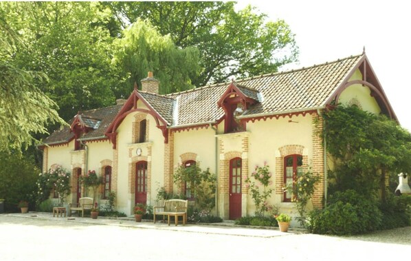 A traditional building with a symmetrical facade, multiple windows, and a central entrance. - Gîte Les Bambous, Sologne getaway, nature & relaxation 10 min from Chambord (Crouy-sur-Cosson)