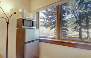 Refrigerador, microondas, lavavajillas y cafetera y tetera 