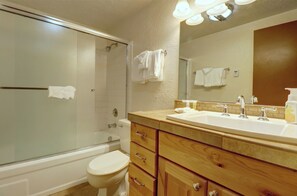 Hair dryer, towels, shampoo, toilet paper - Charming, Comfortable and Affordable Mountain Hotel AN104A (Copper Mountain)