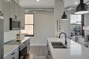 Réfrigérateur, micro-ondes, four, plaque de cuisson