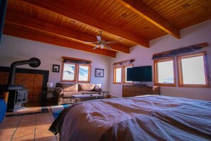 3 habitaciones, escritorio, tabla de planchar con plancha y wifi gratis 