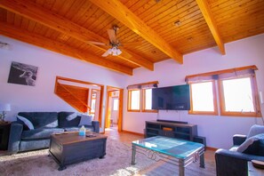 Smart TV, chimenea, estéreo y impresora 