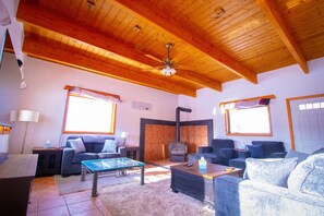 Smart-TV, Kamin, Stereoanlage, Drucker