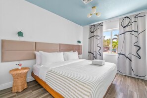 4 habitaciones, escritorio y tabla de planchar con plancha