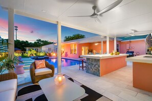 Un espacio moderno para disfrutar del aire libre, con piscina, bar y asientos.