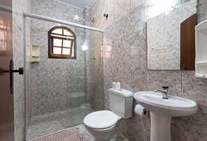 Quarto casal econômico | Banheiro | Chuveiro com efeito de chuva, toalhas de banho, sabonete 