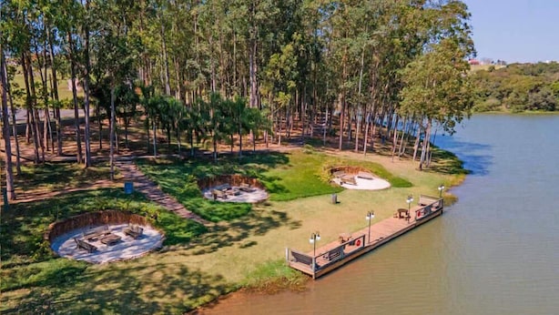 A lakeside park with picnic areas and a dock. - Casa Petronella (Pardinho)