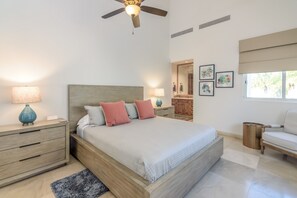 3 makuuhuonetta, tallelokero huoneessa, silitysrauta/-lauta