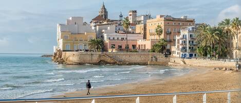 Una spiaggia nelle vicinanze