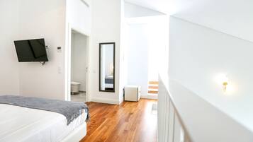 Een kluis op de kamer, een strijkplank/strijkijzer, gratis wifi