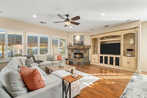 TV, fireplace - 'Endless Summer' Swim up bar & waterslide! (Indio)