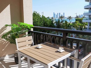 Outdoor dining - Lovely Upgraded 1 bedroom apartment at 5-star Resort (Dubai)
