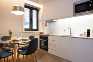 Fridge, microwave, oven, stovetop - Savannah Apartment, by Bolhão Residences (Porto)
