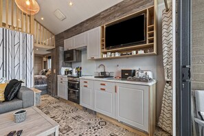 Kühlschrank, Mikrowelle, Ofen, Wasserkocher mit Kaffee-/Teezubehör