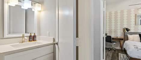 2 soverom, skrivebord, blendingsgardiner og strykejern/-brett